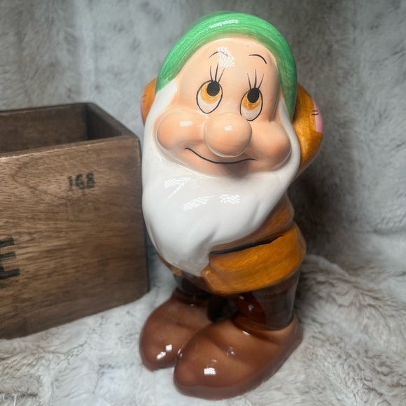 Disney Bashful Dwarf Snow White Ceramic Figurine Figure Green Hat Vintage - Picture 1 of 11